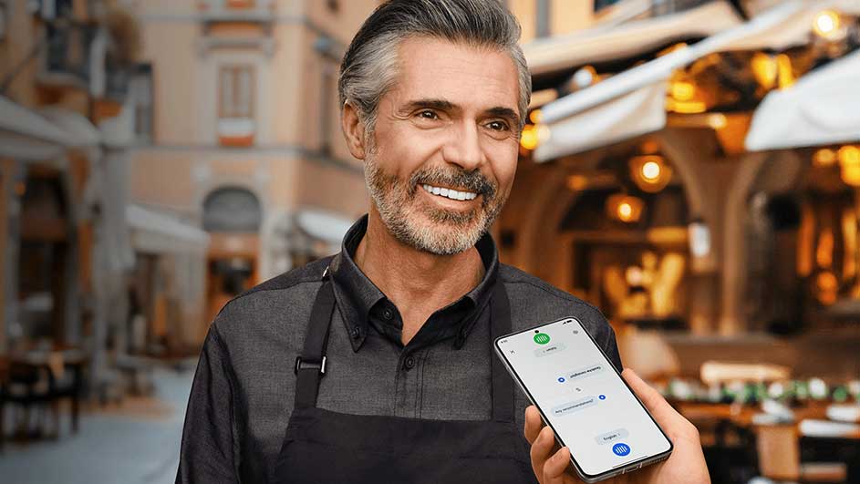 Een persoon in een schort houdt een smartphone vast met een app-interface, op de achtergrond een stadsgezicht.