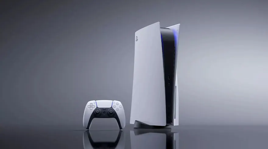 Een witte PlayStation 5-console en een draadloze controller staan op een grijze achtergrond.