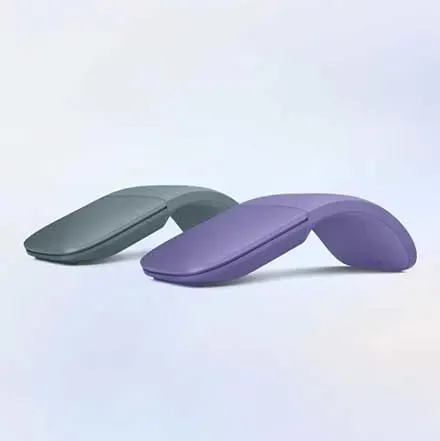 Twee Microsoft Arc muizen in grijs en paars, moderne gebogen vorm, draadloos design op gradiënt achtergrond, ergonomisch ontwerp.