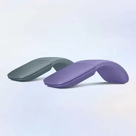 Deux souris Microsoft Arc grise et violette, forme courbée moderne, design sans fil sur fond dégradé, conception ergonomique.