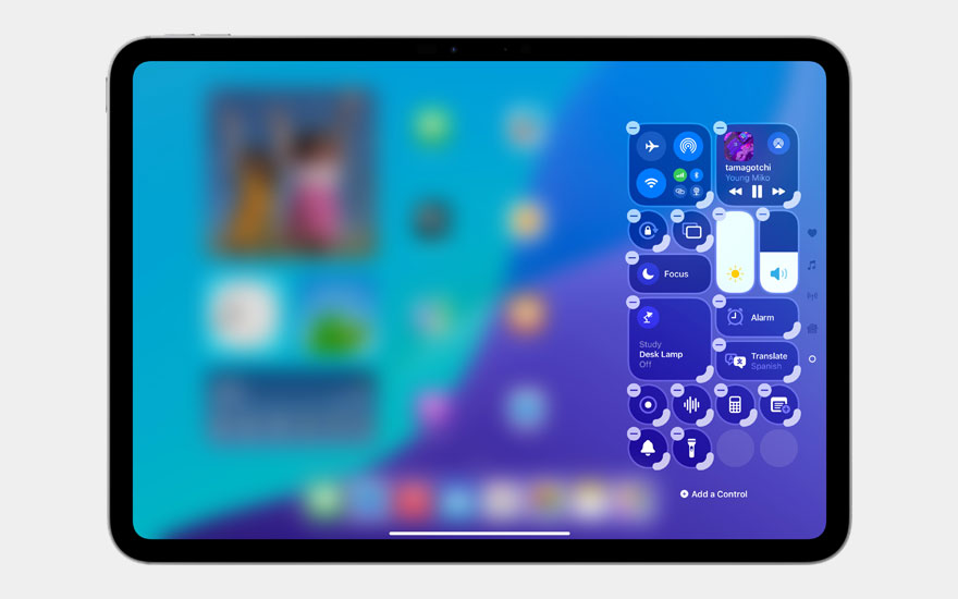 iPad Bedieningspaneel met snelkoppelingen voor wifi, muziek, focus en vertaling. Blauwe achtergrond met handige toegankelijkheid.