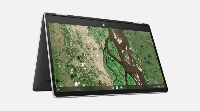 Een grijze laptop staat open op een witte achtergrond. Het scherm toont een kaart met groene en bruine gebieden.