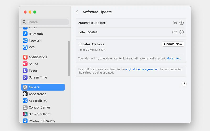 Mac systeemvoorkeuren Software Update scherm toont de beschikbare update, automatische updates aan, bèta updates uit.