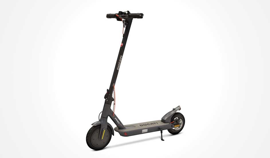 Une trottinette électrique noire Ducati avec des accents rouges, de grandes roues, un large plateau et le logo Ducati visible sur le cadre.