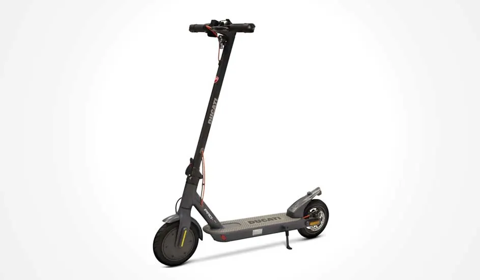 Een zwarte Ducati elektrische step met rode accenten, grote wielen, een breed deck en het Ducati-logo zichtbaar op het frame.