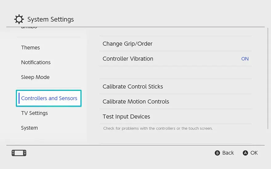 Een scherm met "Systeeminstellingen" en opties zoals "Thema's", "Controllers en sensoren", "Controller Vibratie" (aan), en "Kalibreer Control Sticks".