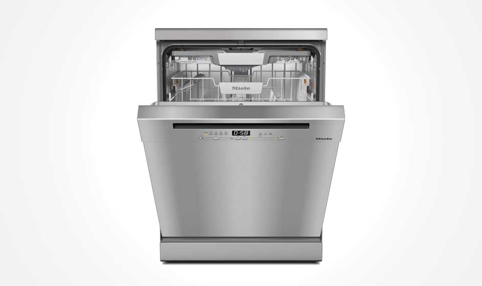 Un lave-vaisselle gris argenté avec porte fermée et panneau de commande numérique. L'appareil affiche un design moderne avec poignées intégrées. La façade a un design épuré métallique adapté aux cuisines contemporaines.