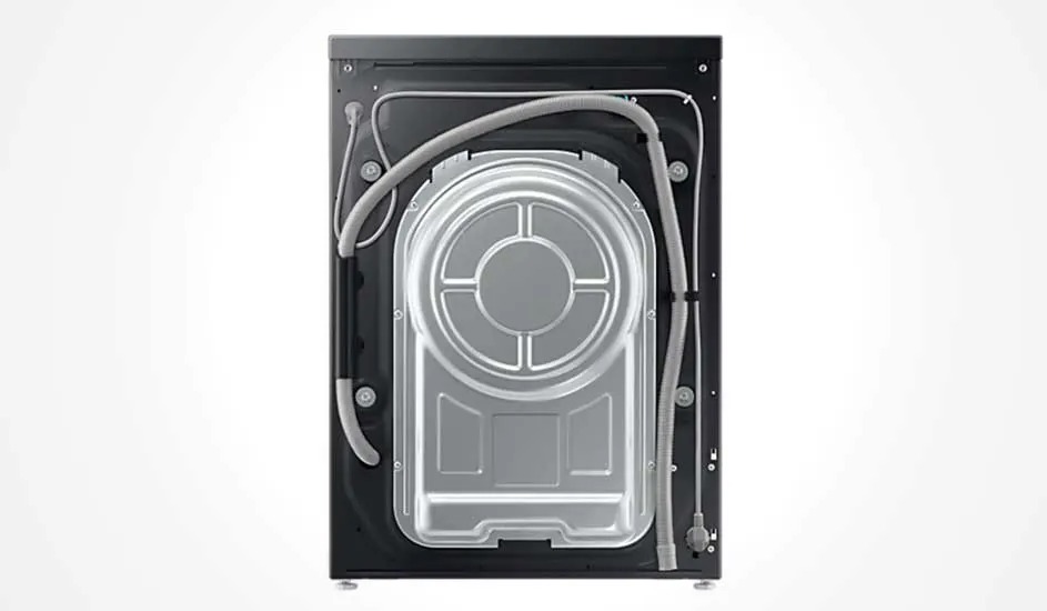 Achterkant van een wasmachine met metalen paneel en opgerolde slang, merk is niet zichtbaar op het apparaat.