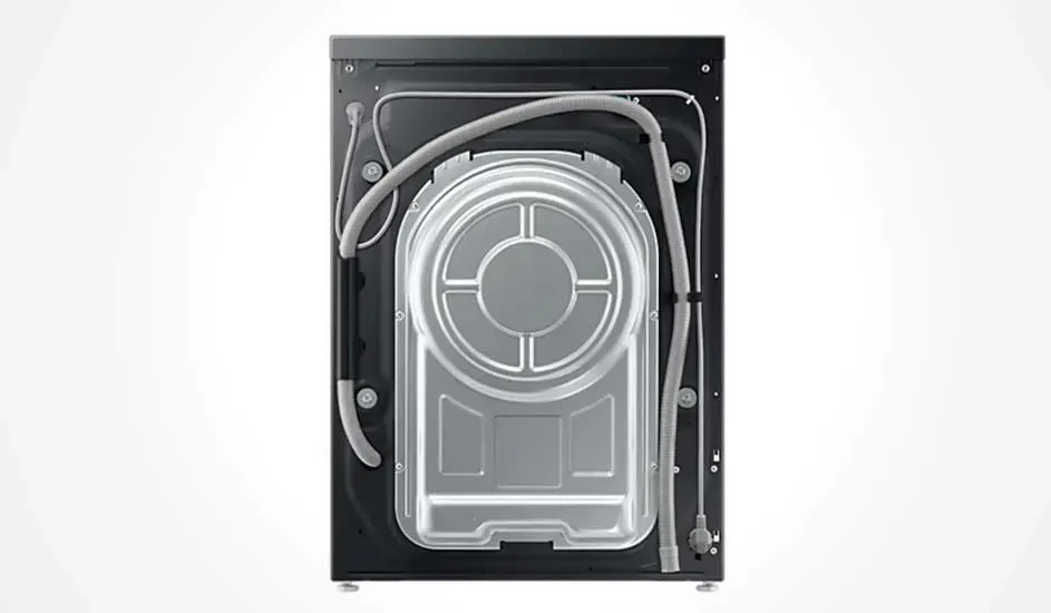 Achterkant van een wasmachine met metalen paneel en opgerolde slang, merk is niet zichtbaar op het apparaat.
