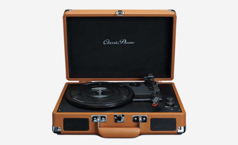 Platine vinyle marron ouverte, avec disque noir, sur fond blanc. L'intérieur du couvercle est noir avec une inscription.