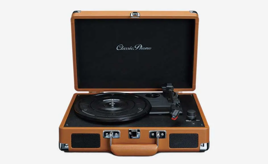 Platine vinyle marron ouverte, avec disque noir, sur fond blanc. L'intérieur du couvercle est noir avec une inscription.