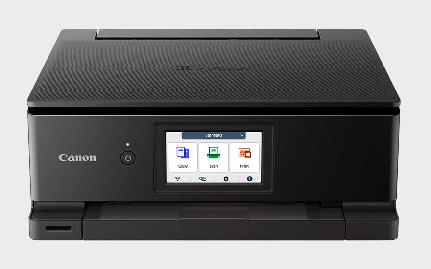 Een zwarte Canon-printer staat vrijstaand tegen een lichte achtergrond. Het touchscreen toont duidelijke opties voor kopiëren, scannen en printen.