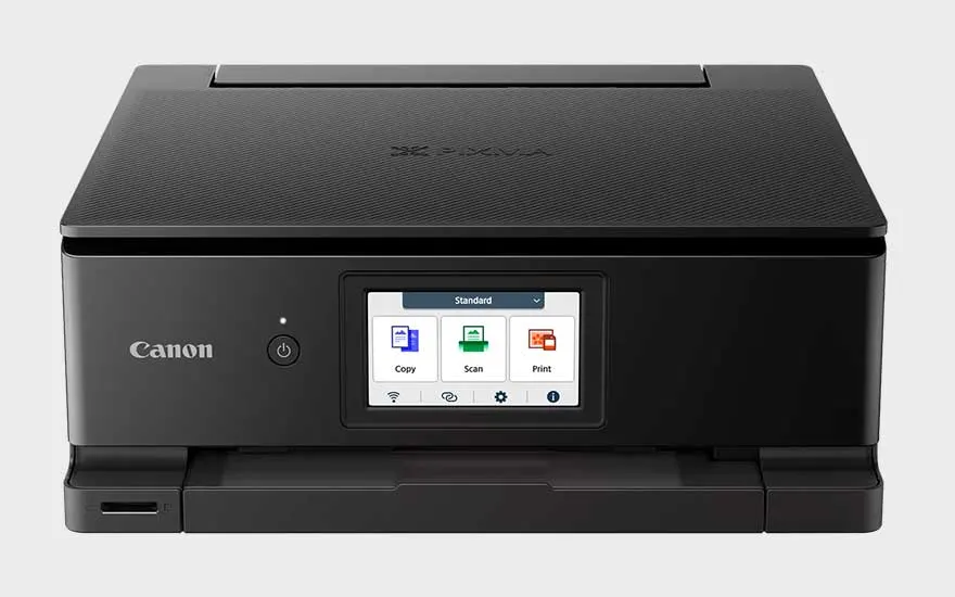 Een zwarte Canon-printer staat vrijstaand tegen een lichte achtergrond. Het touchscreen toont duidelijke opties voor kopiëren, scannen en printen.