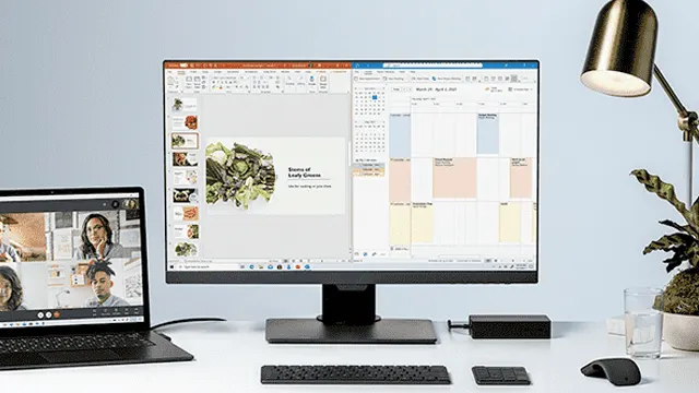 Bureau avec ordinateur portable affichant un appel vidéo, écran avec calendrier et présentation, clavier, souris et lampe.