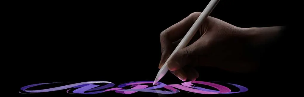 Een hand tekent met een digitale pen vloeiende paarse en roze vormen op een zwart scherm, strak belicht en modern.