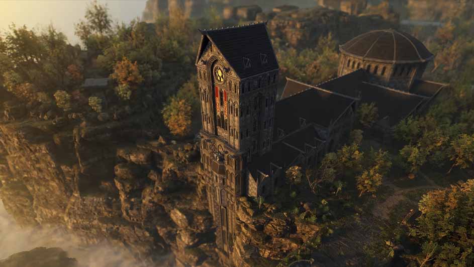 Une vue plongeante montre un bâtiment sombre avec une tour d'horloge, perché sur une falaise rocheuse au milieu des arbres.