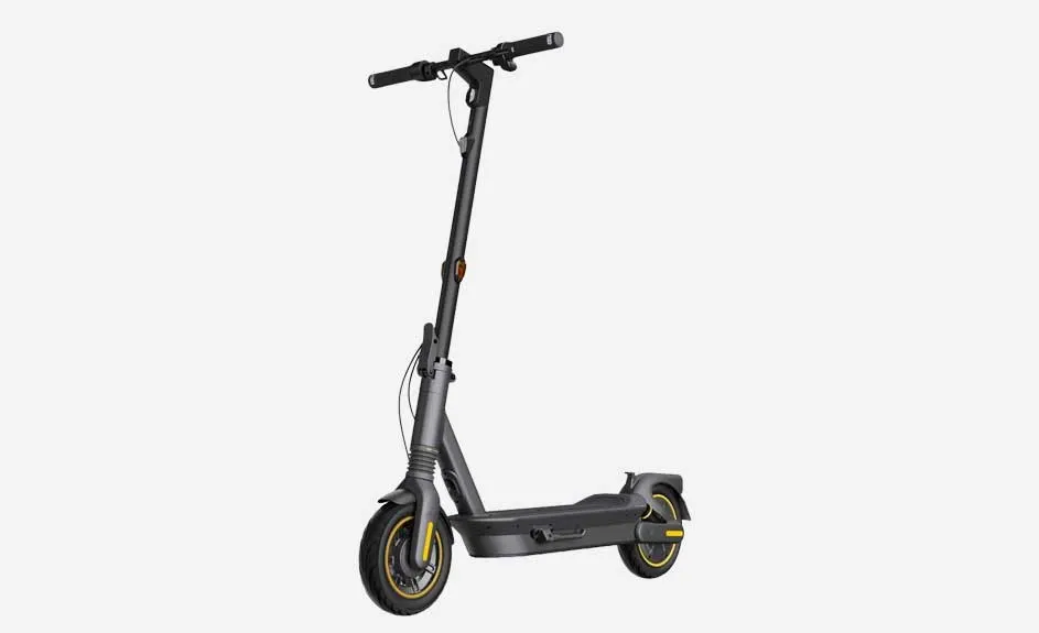 Une trottinette électrique noire avec des accents jaunes, vue de profil sur fond blanc uni.