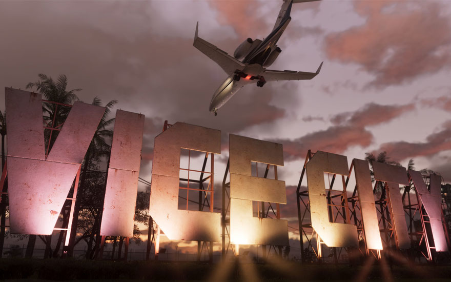 Passagiersvliegtuig vliegt laag over grote, verlichte letters van “VICE CITY” bij zonsondergang, met palmbomen en een bewolkte roze lucht op de achtergrond.