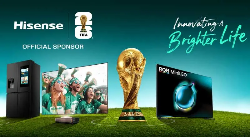 Hisense-promobeeld met WK-trofee, televisies, koelkast en supporters op een voetbalveld.