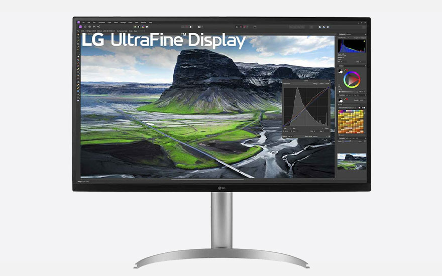 Een LG UltraFine Display-monitor met een landschapsafbeelding en bewerkingspanelen op een zilveren standaard.