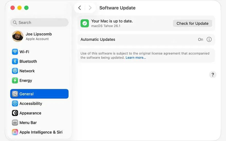 Een Mac scherm toont het venster ‘Software Update’, met groene melding dat macOS up to date is en een knop om handmatig op updates te controleren.