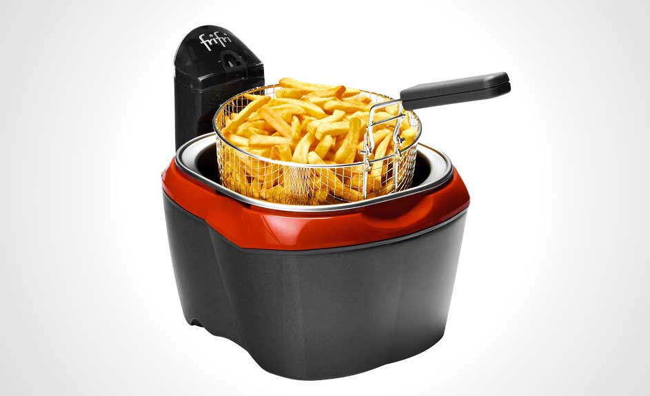 Une friteuse noire et rouge contient un panier rempli de frites dorées sur un fond blanc.