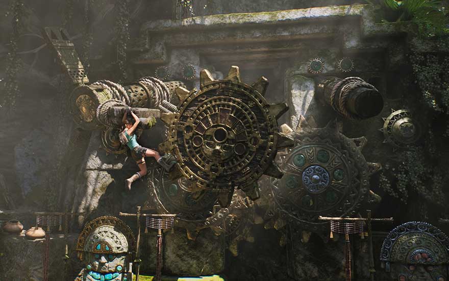 Lara klimt aan een reusachtig mystiek tandwielmechanisme in een overwoekerde ruïne, omringd door versierde stenen en reliëfs.
