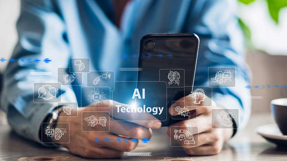 Een zwarte smartphone wordt vastgehouden met een grafische overlay van "AI Technologie" en AI-gerelateerde iconen.