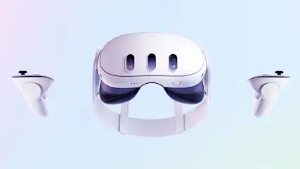 Een witte VR-headset en twee controllers zweven tegen een lichtblauwe achtergrond. De headset heeft drie sensoren aan de voorkant.