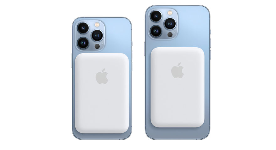 Deux iPhones bleus avec des chargeurs blancs MagSafe attachés au dos, sur fond blanc.