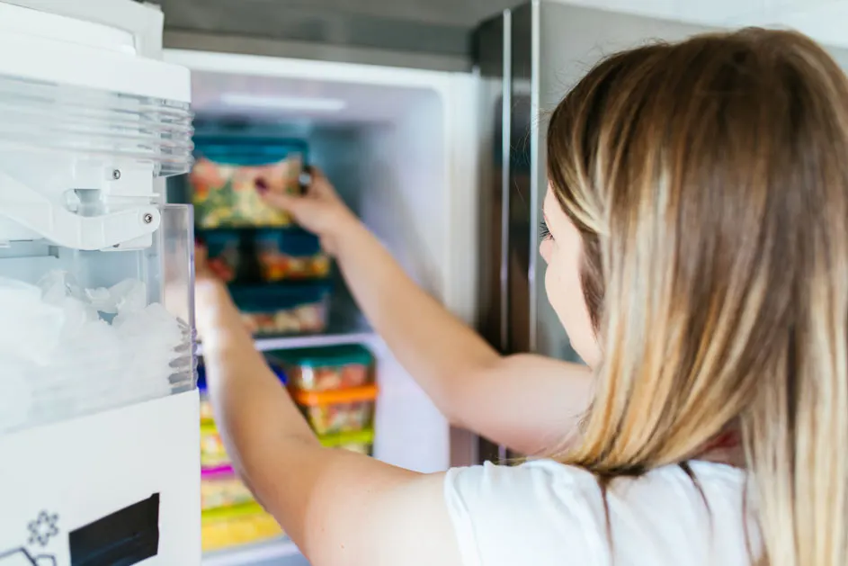 Comment fonctionne le distributeur à glaçons d’un frigo ?