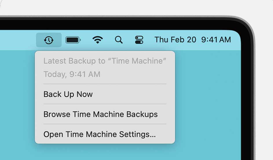 Un gros plan d’un écran Mac montre le menu Time Machine, avec options de sauvegarde, navigation et réglages sous la barre de menu.