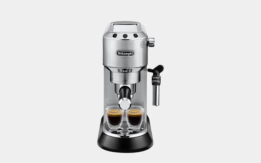 Machine espresso De’Longhi argentée avec buse vapeur préparant deux cafés frais dans tasses en verre sur base noire élégante.