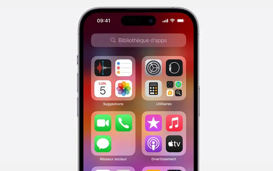 Écran d'iPhone affichant des icônes d'applications classées par catégories : Suggestions, Utilitaires, Réseaux sociaux et Divertissement.