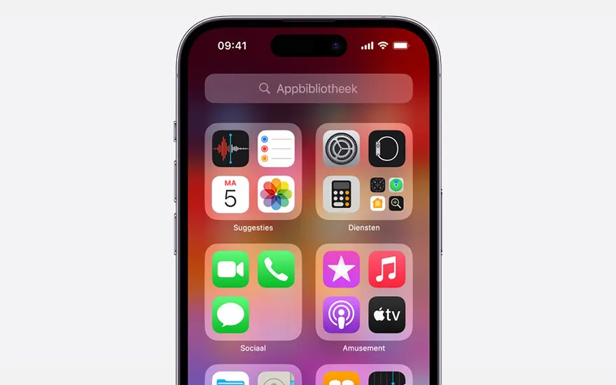 Op het scherm van een iPhone staan app-icoontjes in mappen met de namen Suggesties, Diensten, Sociaal en Amusement.