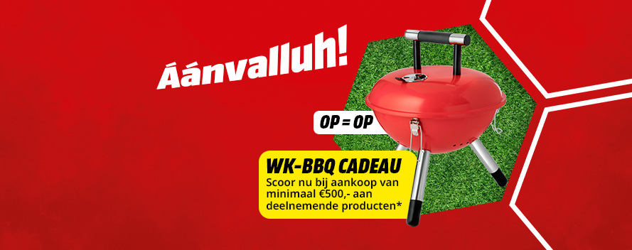 Rode promotieafbeelding met rode barbecue, grasachtergrond en tekst: "Attack", "Zolang de voorraad strekt" en WK-barbecuecadeau bij aankoop vanaf €500.