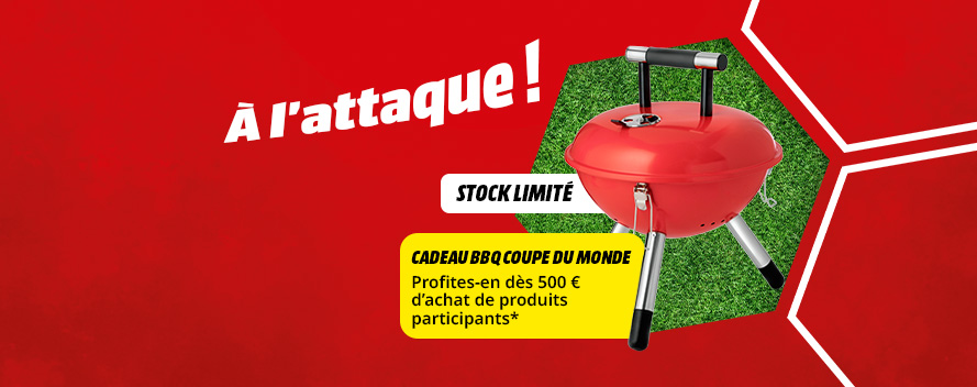 Image promotionnelle rouge avec barbecue rouge, fond d’herbe et texte : "Attack", "Jusqu’à épuisement des stocks" et cadeau barbecue Coupe du Monde dès 500 € d’achat.
