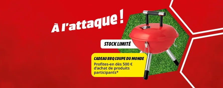 Image promotionnelle rouge avec barbecue rouge, fond d’herbe et texte : "Attack", "Jusqu’à épuisement des stocks" et cadeau barbecue Coupe du Monde dès 500 € d’achat.