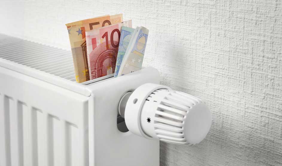 Radiateur blanc avec thermostat. Des billets de banque colorés dépassent du radiateur, sur fond de mur texturé.