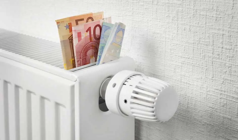 Radiateur blanc avec thermostat. Des billets de banque colorés dépassent du radiateur, sur fond de mur texturé.