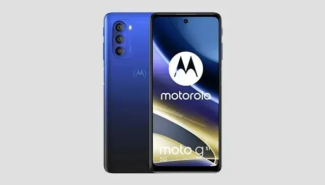 Deux téléphones Motorola, un bleu avec trois caméras et l'autre avec le logo et l'écran.