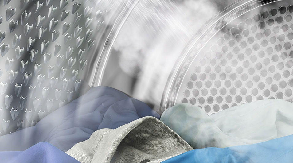 Intérieur d'un tambour de machine à laver avec du linge bleu, blanc et gris clair. Le tambour est en métal perforé.