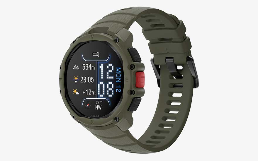 Een robuuste groene Polar-smartwatch toont tijd, datum, hoogte, temperatuur en kompasgegevens op een helder digitaal scherm.