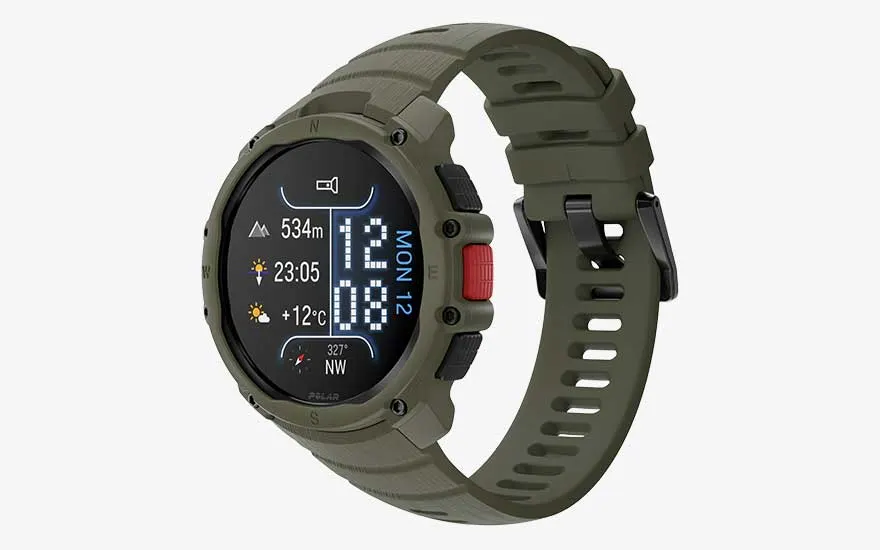Een robuuste groene Polar-smartwatch toont tijd, datum, hoogte, temperatuur en kompasgegevens op een helder digitaal scherm.