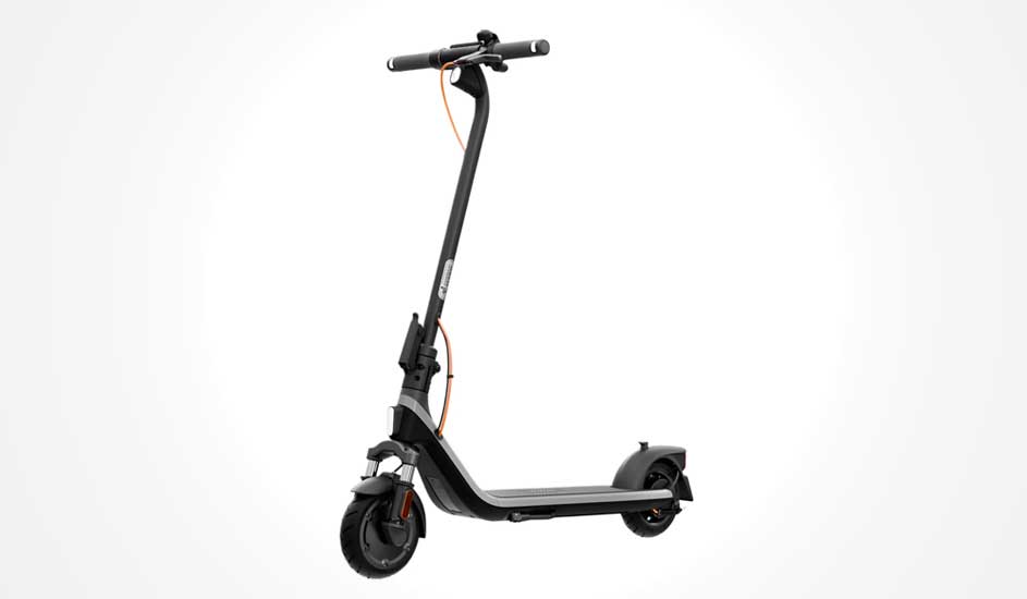 Een zwarte Segway elektrische step met oranje kabels, brede banden en het Segway-logo zichtbaar op de stuurstang, tegen een witte achtergrond.