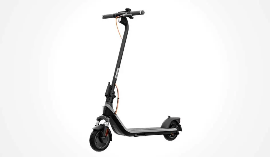 Une trottinette électrique noire Segway avec câbles orange, pneus larges et logo Segway visible sur la colonne de direction, sur fond blanc.