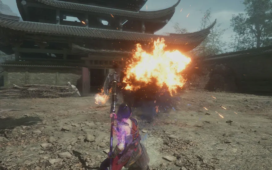 Un guerrier avec une lance se tient devant une énorme explosion près d'un complexe de temples asiatiques aux toits courbés et arbres.