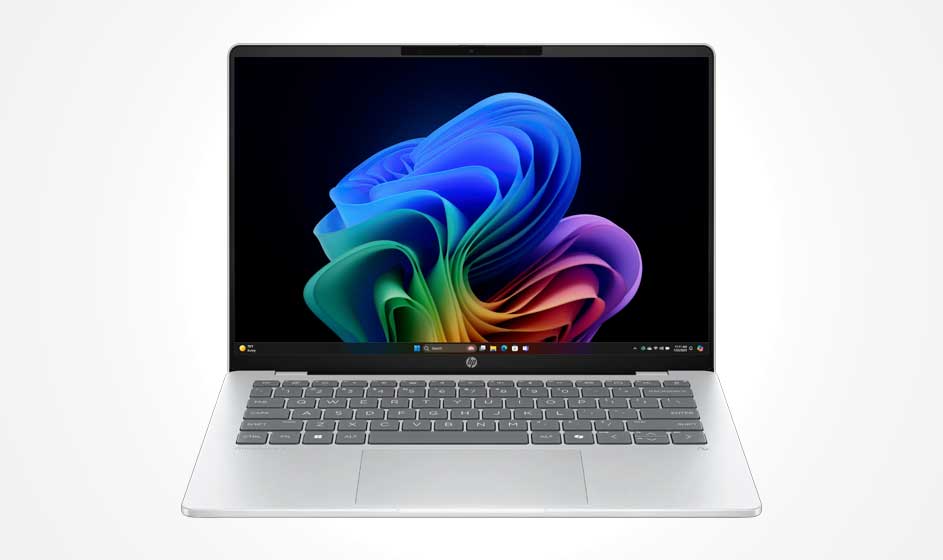 Een open zilveren HP-laptop staat recht op een witte achtergrond, met een zwart scherm en kleurrijke Windows-vormen in blauw, groen en roze.