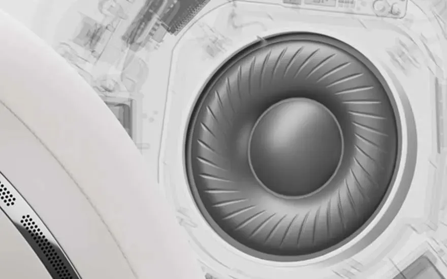 Gros plan sur un casque audio blanc et gris avec un haut-parleur rond visible.