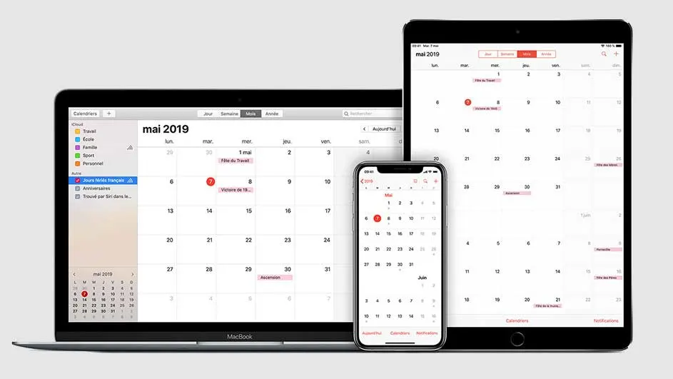 Écrans d'ordinateur portable, de tablette et de téléphone affichant un calendrier de mai 2019 sur fond uni.